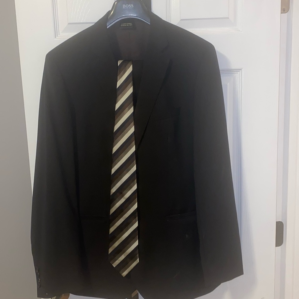 Hugo Boss dark brown suit and tie. 44R